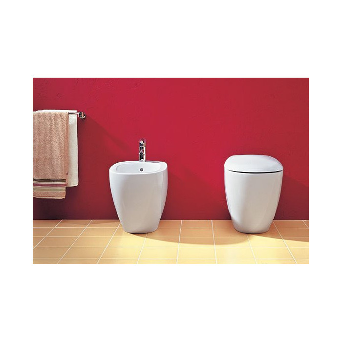 Bidet KOLO Ego is being installed.