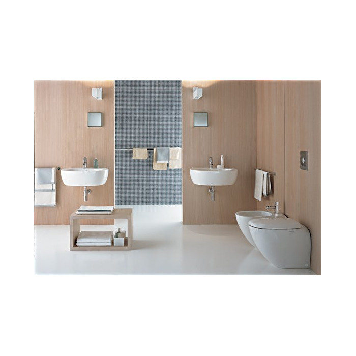 Bidet KOLO Ego is being installed.