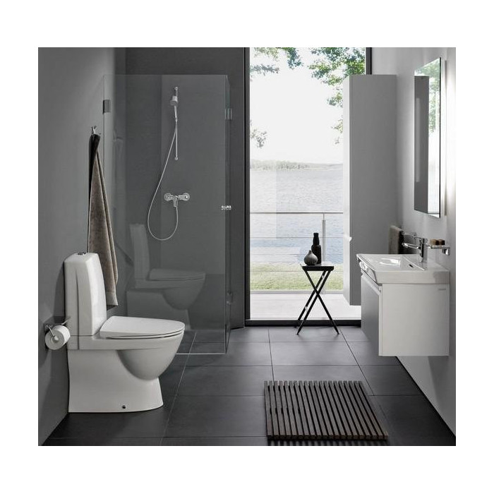 The LAUFEN Pro Nordic unit with LCC Rimless cover from SLIM slow-closing covers is being installed.