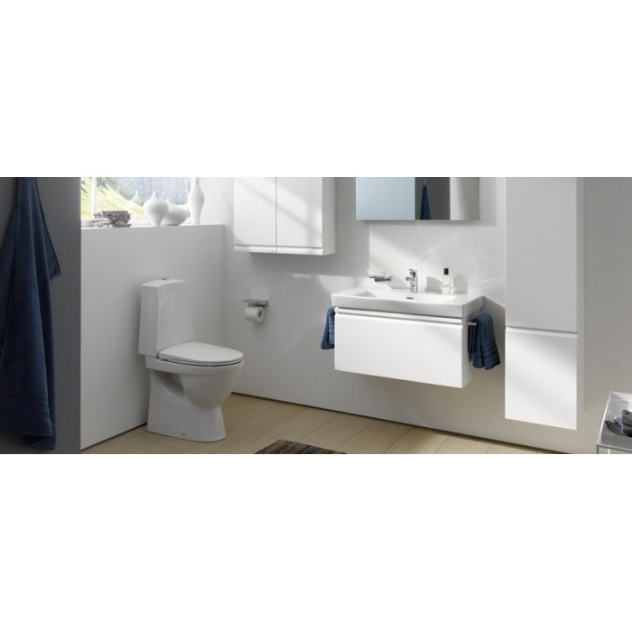 The LAUFEN Pro Nordic unit with LCC Rimless cover from SLIM slow-closing covers is being installed.