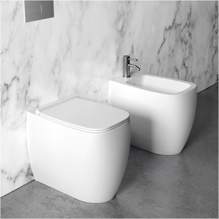 The bidet ALICE CERAMICA Nur is being installed.