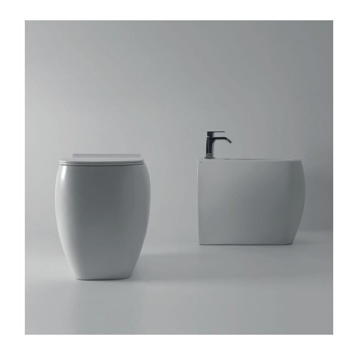 The bidet ALICE CERAMICA Nur is being installed.