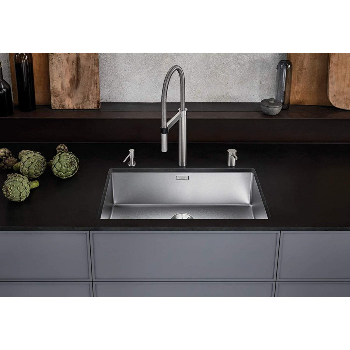 Under the countertop, a BLANCO CLARON 700-U sink is installed, 74x44 cm.