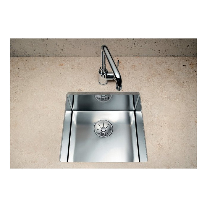 Under the countertop, a BLANCO CLARON 550-IF sink is installed, 59x44 cm.
