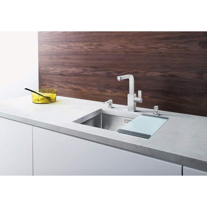 Under the countertop is installed the BLANCO CLARON 450-U sink, 49x44 cm.